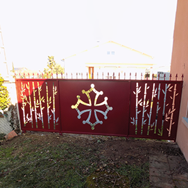 Portail occitan rouge sur mesure
